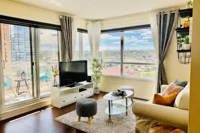 Image de Cozy 950sf 2br+2ba, Ac*Gym*Parking*City& Mtn View