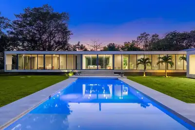 Image de Modern Villa w Pool + Spacious Outdoor Living