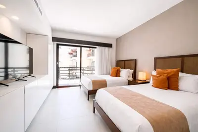 Image de Grand Suite Oceanview steps to beach and 5th Av.