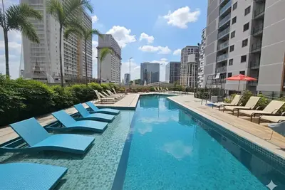 Image de Modern studio apartment with ocean view, pool, and leisure facilities.
