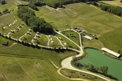 Image de ZEcamping 4* piscine chauffée chiens acceptés club enfant roulotte Bbq