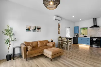 Modern Suite | Mins from Dt Raleigh | Full kitchen