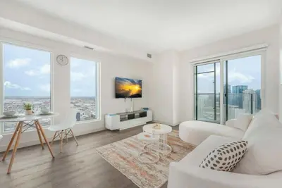 Image de Urban Penthouse | Pool Table | Gym | Walk to Rogers