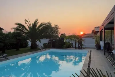 Image de Grande maison familiale climatisée avec piscine privée, chauffée et sécurisée
