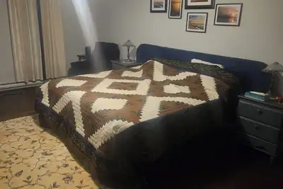 Image de Cottage in the city. 5 min walk to Fanshawe lake. bBking / hiking trails galore