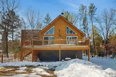 Image de Charming Log Cabin-  Boat, fish, hike & snowmobile—minutes to lakes & trails