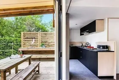 Image de Mobil-home | Ultimate | 2 Ch. | 4 pers. | Terrasse couverte avec Jacuzzi et douche extérieure | A/C | Tv