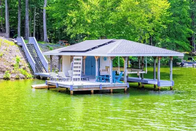 Image de Hello Sunshine | 6br Lakefront Lake Anna | Dock, Fire Pit & Game Room