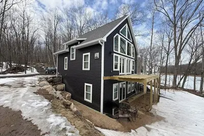Image de Lakefront Sunrise Lodge: fireplace, deck views, kayaks, pier & firepit