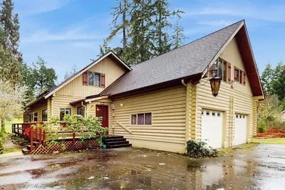 Cozy home with full kitchen, large backyard & great location