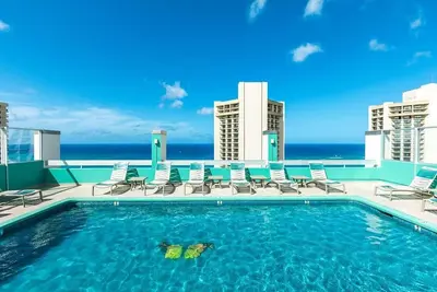 Image de Discover Serenity: Rooftop Bliss, Pool, Sauna, Minutes from Waikiki Beach!