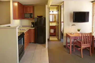 Image de Tropical Waikiki Stay with Breathtaking Views and Modern Comforts