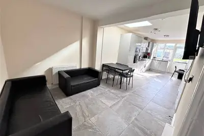 Image de Grande et confortable maison de 5 lits dans un quartier calme de Dagenham