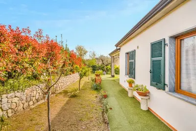 Image de Au cœur de la campagne d’Arcola, entourée du parfum des vignobles locaux et du doux rythme de la nature, Villa in vino veritas est l’endroit idéal pour ceux qui recherchent tranquillité et moments authentiques. Répartie sur deux étages, la villa