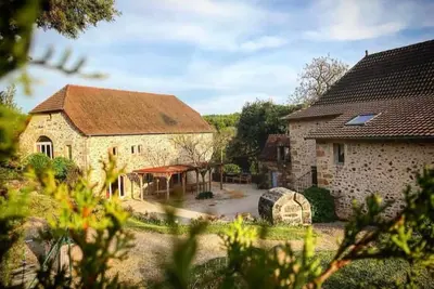Image de Corps de ferme avec maison et grange restaurées pouvant accueillir 21 personnes