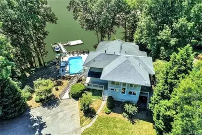 Image de 7 Bedroom Updated Lake House Close to Charlotte