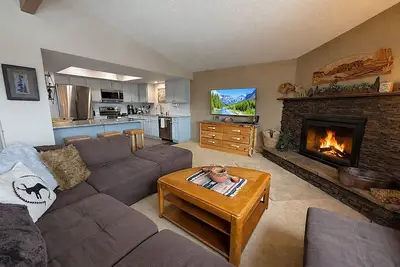 Image de Cozy Mountain Escape with Fireplace, Views, Balcony & Easy Ski Access