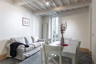Image de Bright apartment perfect for 4 people, with 2 bedrooms and 2 bathrooms, located in a period building in the heart of the historic center (Ztl). The apartment boasts all the main comforts, including a private garden, an oasis of peace and greenery in the