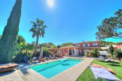 Image de Appartement 2 chambres avec terrasse, piscine et jacuzzi près du centre