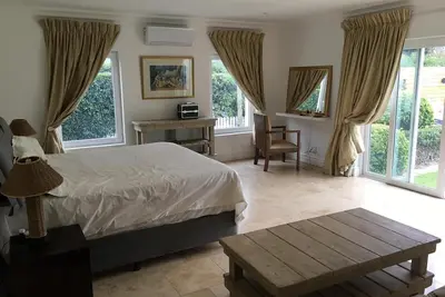 Image de Stunning 2bed home with solar, garden & private pool in perfect location