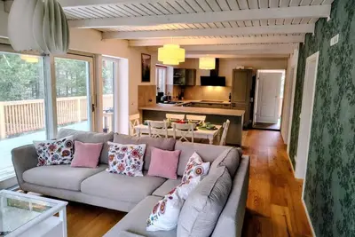 Image de Idyllic house by the sea with motorboat - Scandinavian, child-friendly, modern