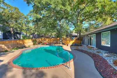 Image de Ironwood House | 5br Tulsa | Heated Pool