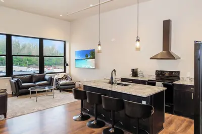 Image de Spacious New & Clean 2 Br Heart of Downtown! 301s