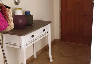 Image de 15mins walk to beach! Cozy apartment with communal pool and Bbq area!