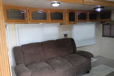 Image de 1-bedroom recreational vehicle in tranquil Guy, Texas on a beautiful horse farm.