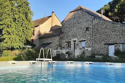 Image de Gîte « Sous Les Deux Arbres » : Vue Montagne, Piscine Privée et Wi-Fi