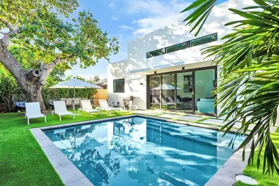 Image de Luxury Home Design District with Heated Pool & Parking