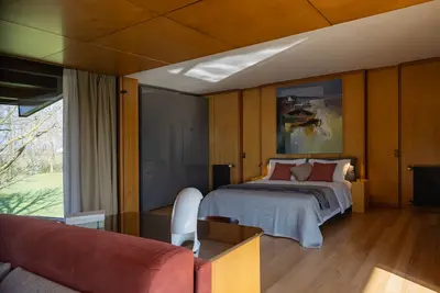 Image de A villa designed by Tobia Scarpa, surrounded by nature.