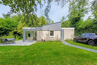 Image de Maison de vacances avec joli jardin.