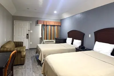 Image de 2 Convenient Units Close to Greenspoint Mall - 2. 5 miles | Free Breakfast
