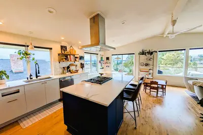 Image de Cozy 3br+ House with Water Views, 5 min to Transit & Dining, 15 min to Lumen!