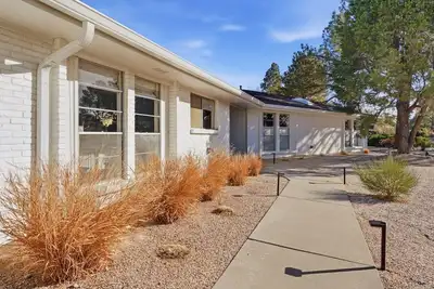 Image de Resort Style 5-bedroom house with Heated Pool and Hot Tub in the Foothills