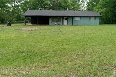 Image de House is 1 blk from Rodeo and 1. 5m from lake Gladewater, Pet friendly