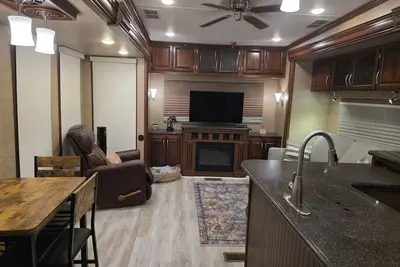 Image de Cozy Rv Retreat on a 12‑Acre Horse Farm. 1 Bedroom 1 Bath • Pull‑Out Sofa