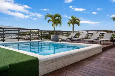 Image de Iconic Rooftop Pool in Aldea Thai steps from beach