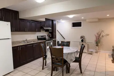 Image de Cozy 2br Basement | Private Entry + Parking