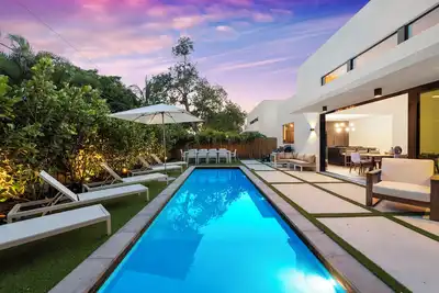 Image de Private 10br Luxury Compound Near Design District - 2 Villas-Heated Pools