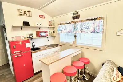 Image de Rt 66 Pop Stop Cabin- Minutes to Downtown