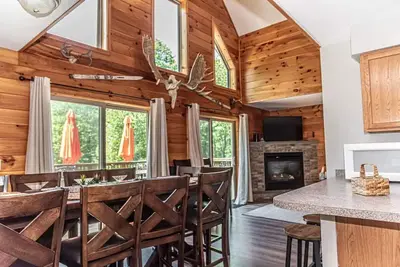 Image de Forest Pine Chalet  6br w/ Hot Tub & Game Room