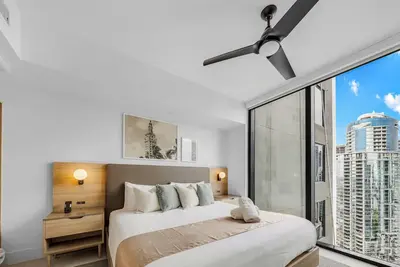 Image de 43rd-Floor Skyline Suite | Epic Views, Pool + Gym