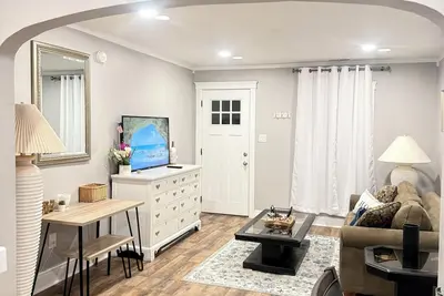 Image de Entire Private Home • Sleeps 6 • Prime Salisbury Location