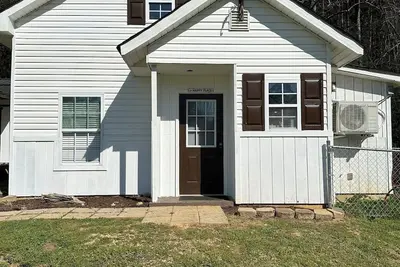 Image de 2-bedroom cottage only half mile from interstate 75 in Calhoun. Dog friendly.