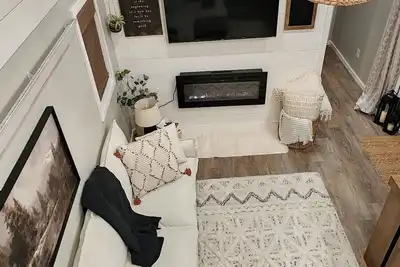 Image de Adorable 2-bedroom cabin with Ac in charming Brooklyn