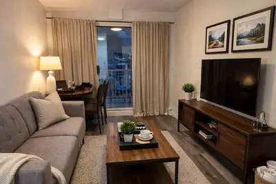 Image de Convenient 2br Retreat | Walk to Restaurants, Transit & Amenities