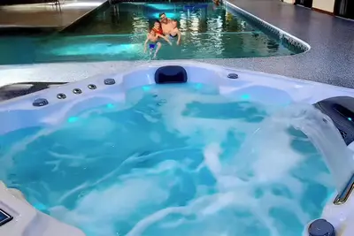 Image de King hotel suite with living room, large fridge/freezer in Millinocket, Maine