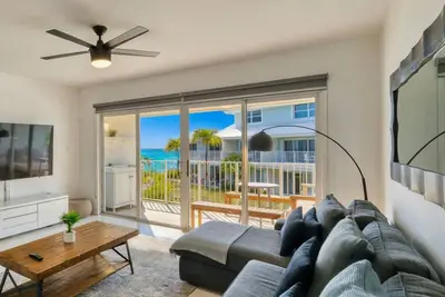 Image de 7 Mile Beach | Soft Sand, Epic Sunset Views & Shipwreck Snorkel